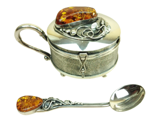 Srebrna cukiernica z łyżeczką.