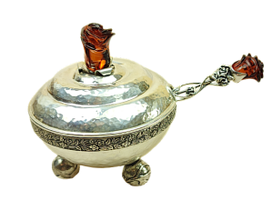 Srebrna cukiernica z łyżeczką zdobione bursztynową różą