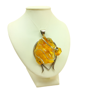 Wisiorek bursztynowy koń oprawiony w podkowę