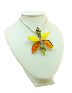 Wisior bursztynowy kwiatek oprawiony w srebro