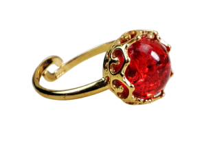 Pierścionek o regulowanym rozmiarze  pozłacany z czerwonym bursztynem 