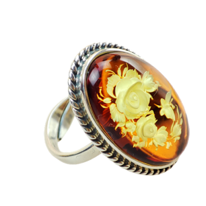Srebrny pierścionek  z rzeźbionym  bursztynem bałtyckim