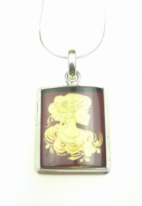 Srebrny wisiorek z bursztynem Kamea