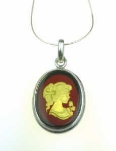 Srebrny wisiorek z bursztynem Kamea 