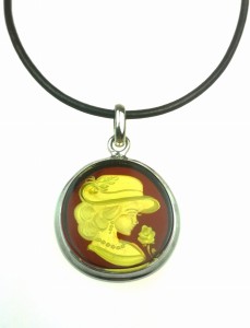 Srebrny wisiorek z bursztynem Kamea 