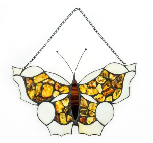 Motyl z bursztynu i szkła witrażowego