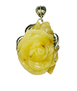 Wisiorek róża z rzeźbionym żółtym bursztynem bałtyckim 