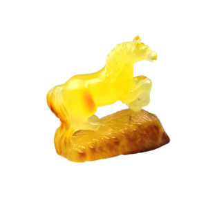 Chiński rok Ognistego Konia rzeźba z bursztynu bałtyckiego  