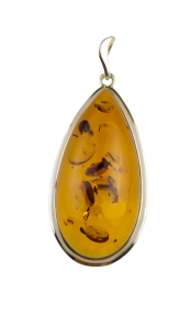 Wisiorek bursztynowy w klasycznej srebrnej oprawie