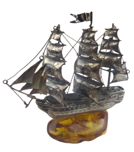 Statek srebrny na bursztynowej podstawce.