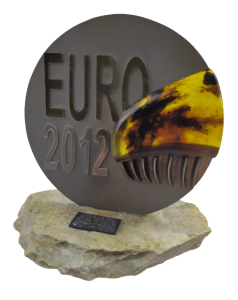 Statuetka Euro 2012 wykonana z bursztynu bałtyckiego i srebra